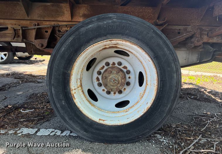 image for item EG8371 2002 Ford F450 Super Duty flatbed truck