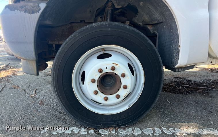 image for item EG8371 2002 Ford F450 Super Duty flatbed truck