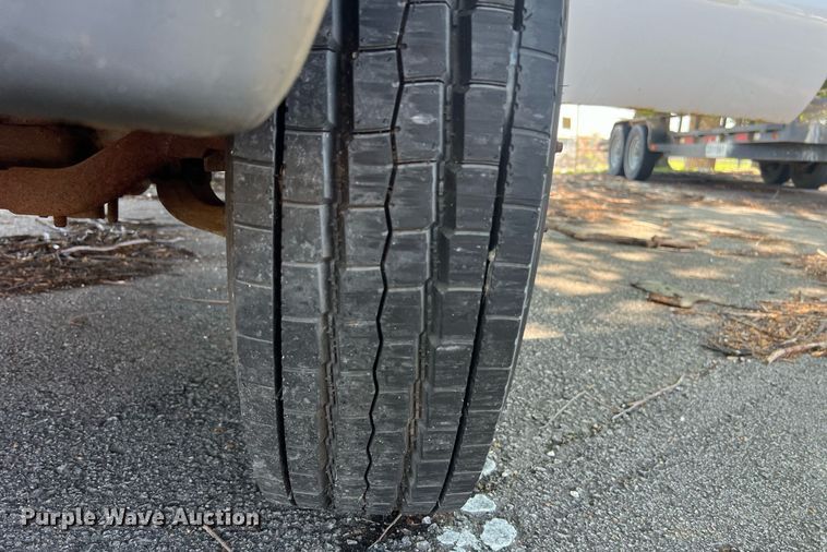 image for item EG8371 2002 Ford F450 Super Duty flatbed truck