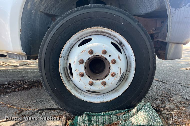 image for item EG8371 2002 Ford F450 Super Duty flatbed truck