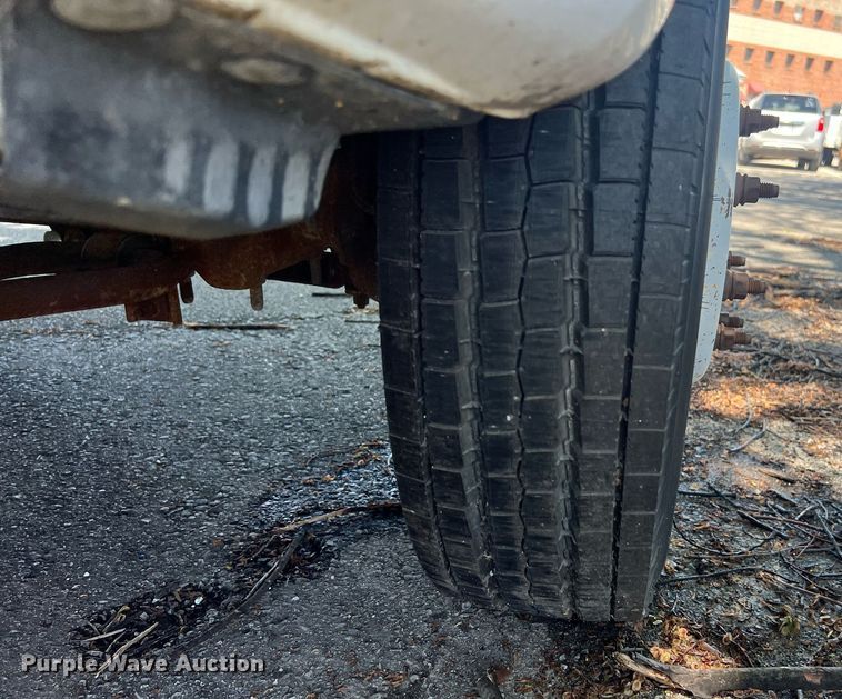 image for item EG8371 2002 Ford F450 Super Duty flatbed truck