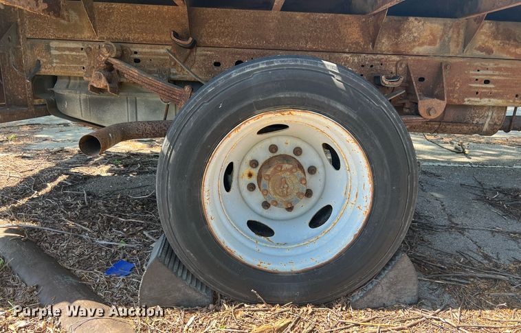 image for item EG8371 2002 Ford F450 Super Duty flatbed truck