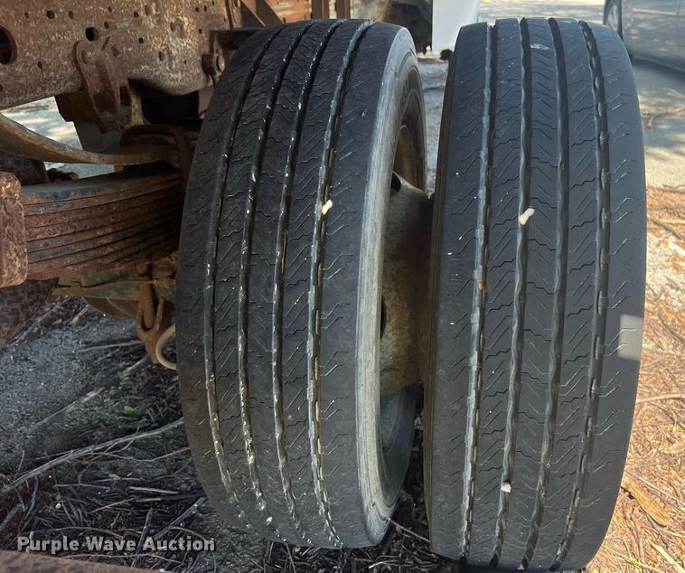 image for item EG8371 2002 Ford F450 Super Duty flatbed truck