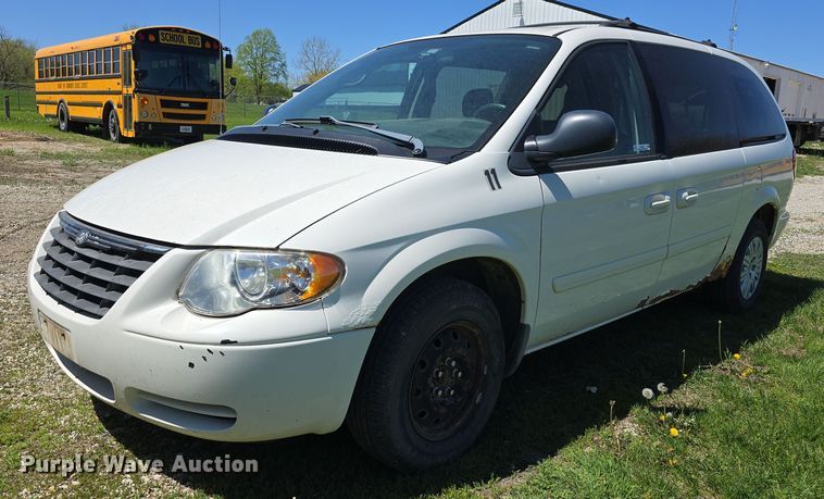 image for item EH8909 2005 Chrysler Town & Country LX van