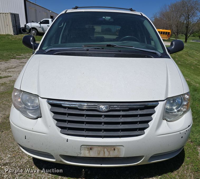image for item EH8909 2005 Chrysler Town & Country LX van
