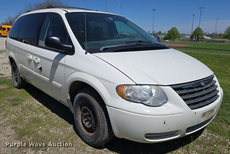 image for item EH8909 2005 Chrysler Town & Country LX van