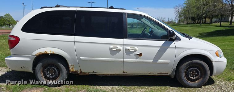image for item EH8909 2005 Chrysler Town & Country LX van