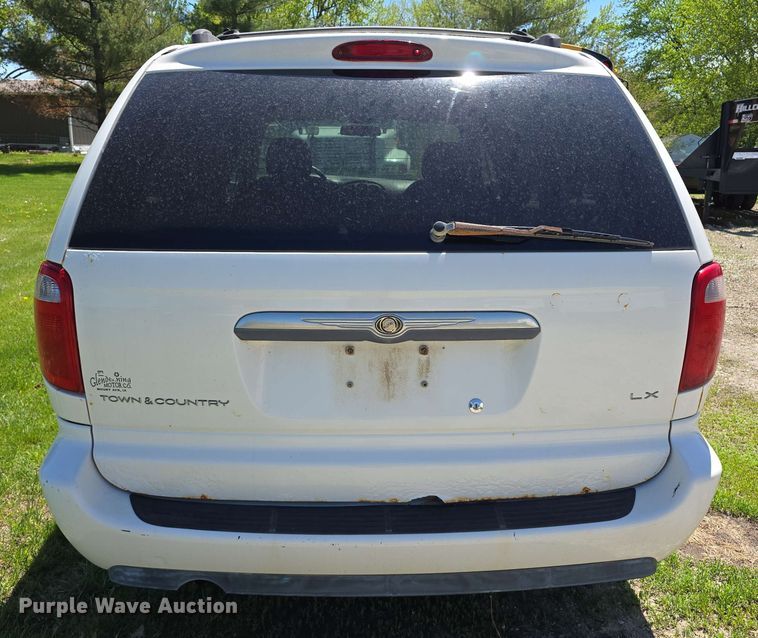 image for item EH8909 2005 Chrysler Town & Country LX van