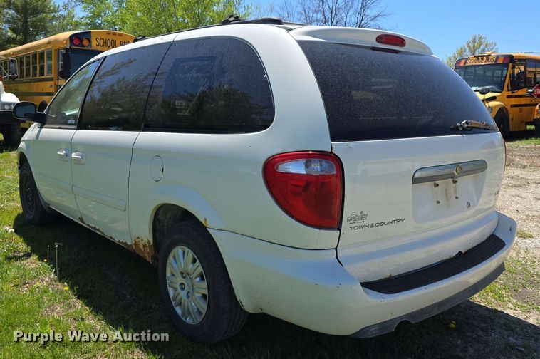 image for item EH8909 2005 Chrysler Town & Country LX van
