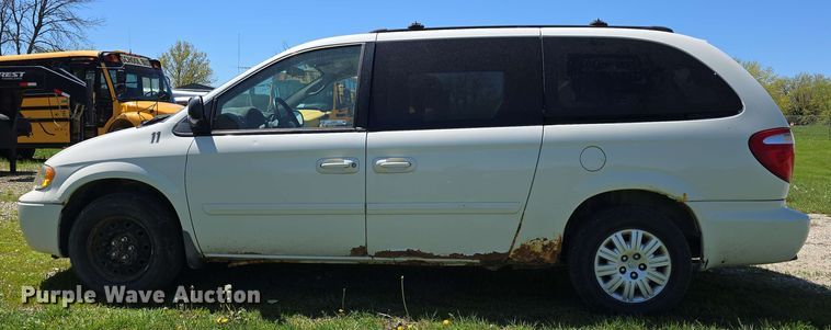image for item EH8909 2005 Chrysler Town & Country LX van
