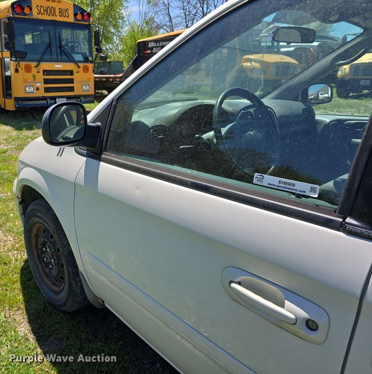 image for item EH8909 2005 Chrysler Town & Country LX van