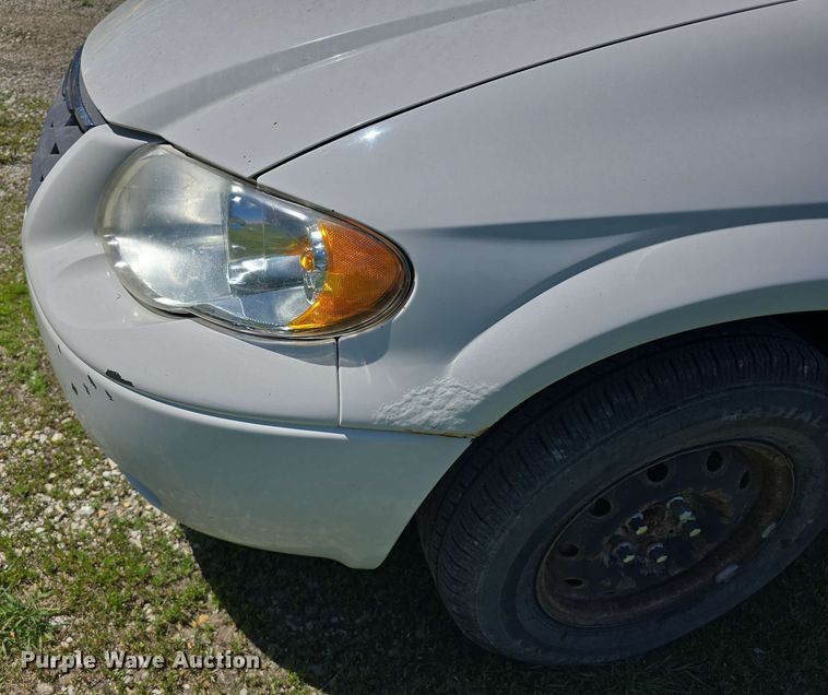 image for item EH8909 2005 Chrysler Town & Country LX van