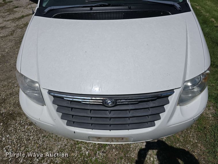 image for item EH8909 2005 Chrysler Town & Country LX van