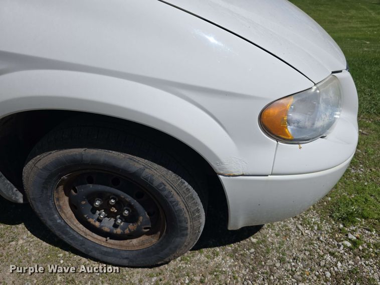 image for item EH8909 2005 Chrysler Town & Country LX van