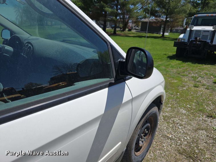 image for item EH8909 2005 Chrysler Town & Country LX van