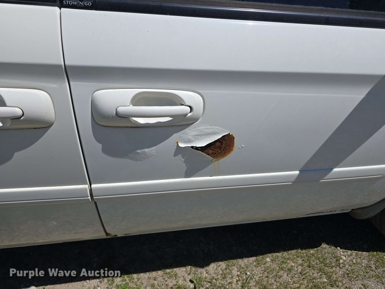 image for item EH8909 2005 Chrysler Town & Country LX van