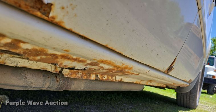 image for item EH8909 2005 Chrysler Town & Country LX van