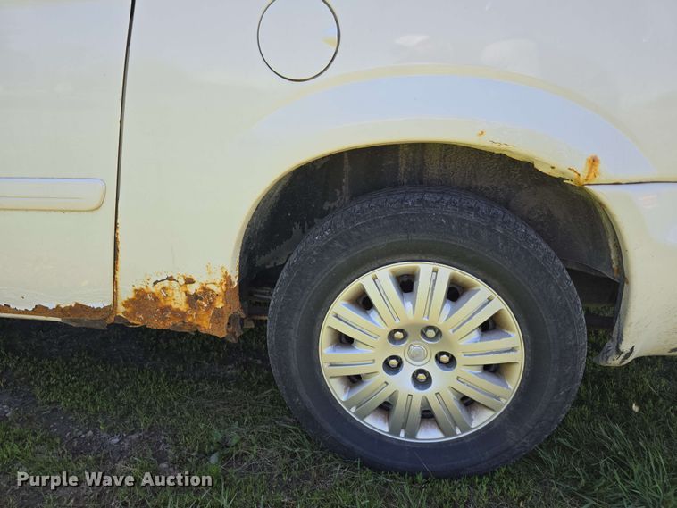 image for item EH8909 2005 Chrysler Town & Country LX van