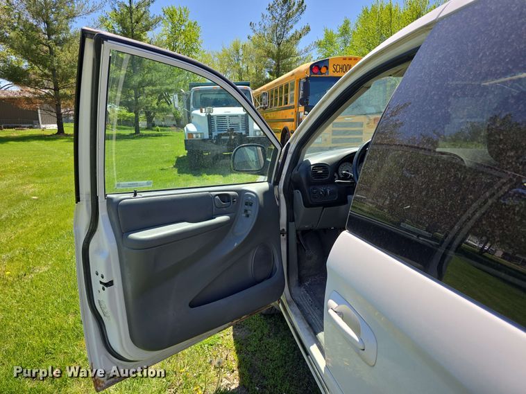 image for item EH8909 2005 Chrysler Town & Country LX van