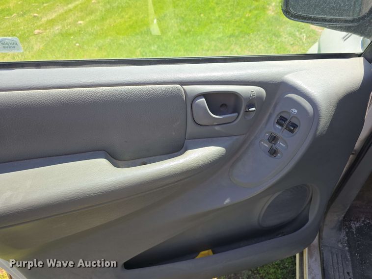 image for item EH8909 2005 Chrysler Town & Country LX van