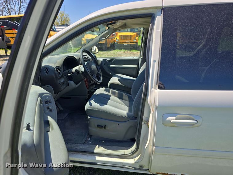 image for item EH8909 2005 Chrysler Town & Country LX van