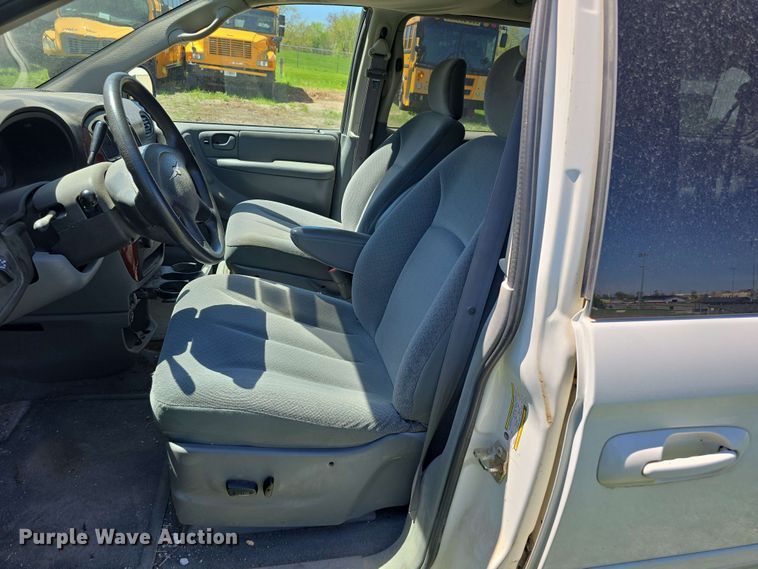 image for item EH8909 2005 Chrysler Town & Country LX van