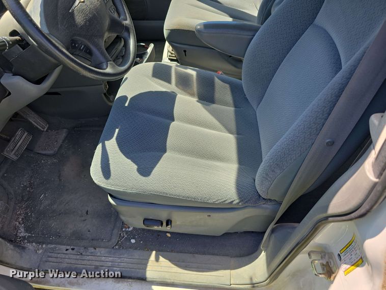 image for item EH8909 2005 Chrysler Town & Country LX van