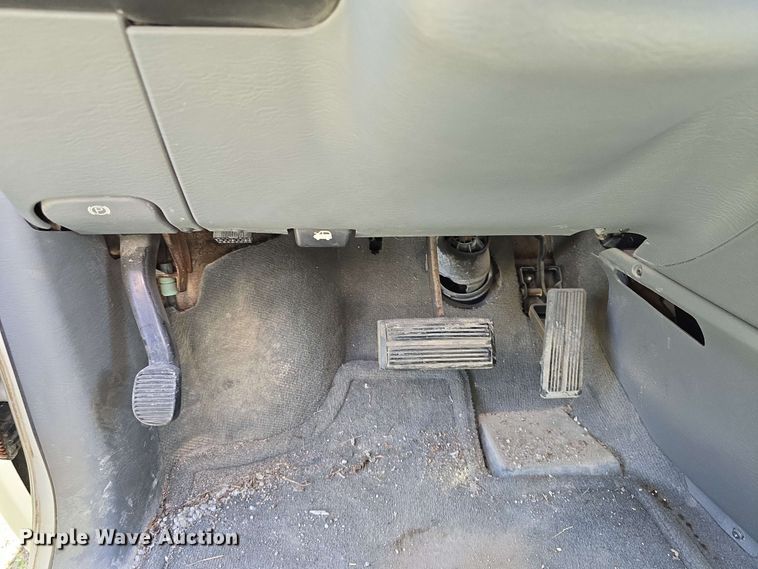 image for item EH8909 2005 Chrysler Town & Country LX van