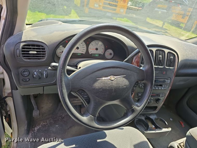 image for item EH8909 2005 Chrysler Town & Country LX van