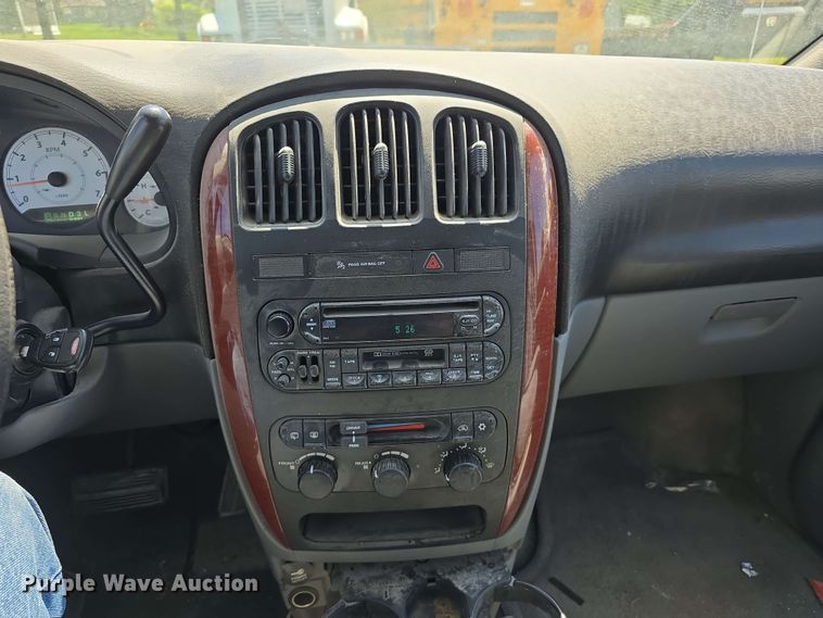 image for item EH8909 2005 Chrysler Town & Country LX van