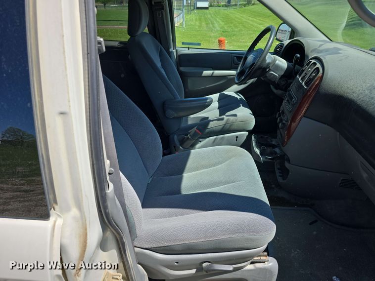 image for item EH8909 2005 Chrysler Town & Country LX van