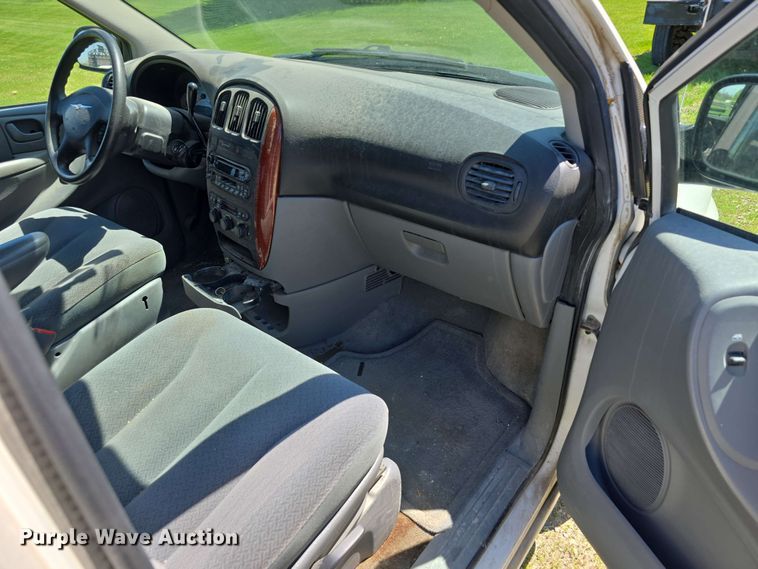 image for item EH8909 2005 Chrysler Town & Country LX van