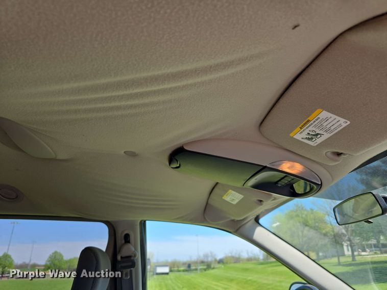 image for item EH8909 2005 Chrysler Town & Country LX van