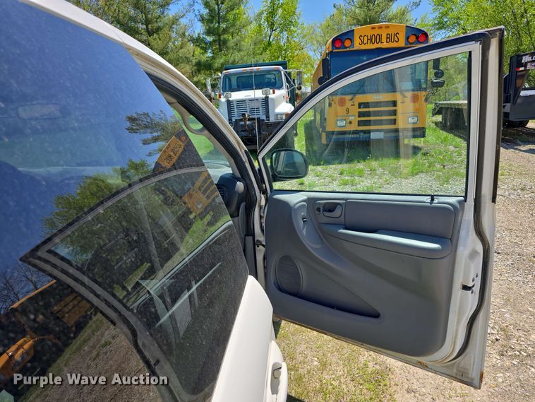 image for item EH8909 2005 Chrysler Town & Country LX van