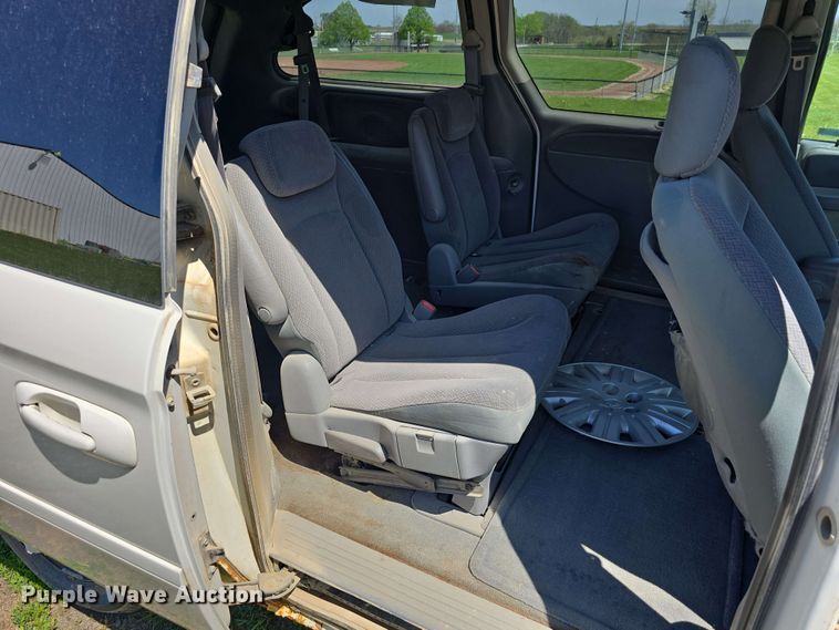 image for item EH8909 2005 Chrysler Town & Country LX van