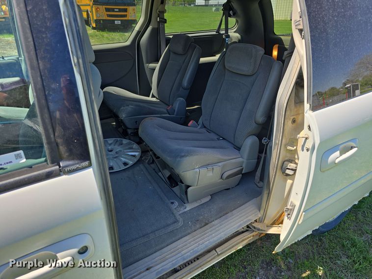 image for item EH8909 2005 Chrysler Town & Country LX van