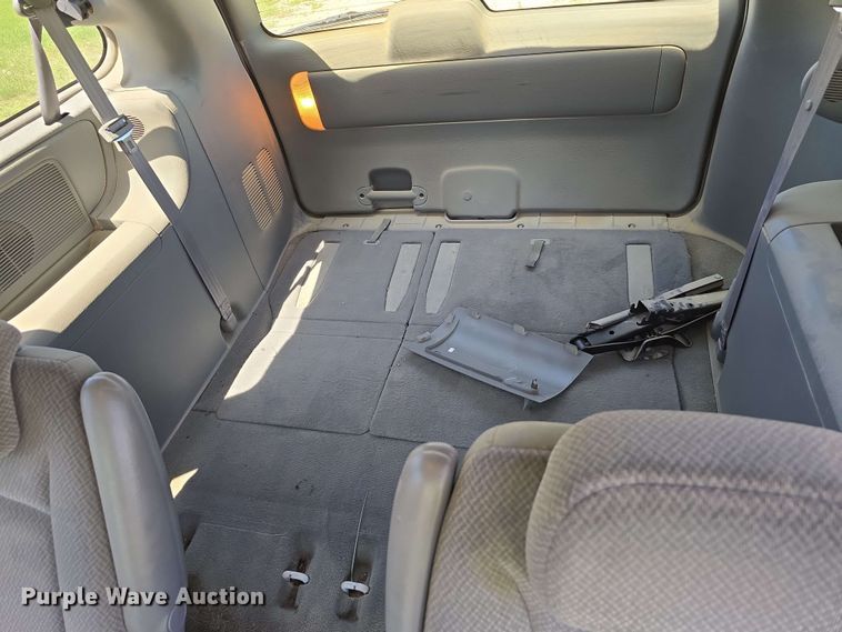 image for item EH8909 2005 Chrysler Town & Country LX van