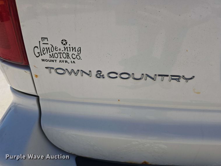 image for item EH8909 2005 Chrysler Town & Country LX van