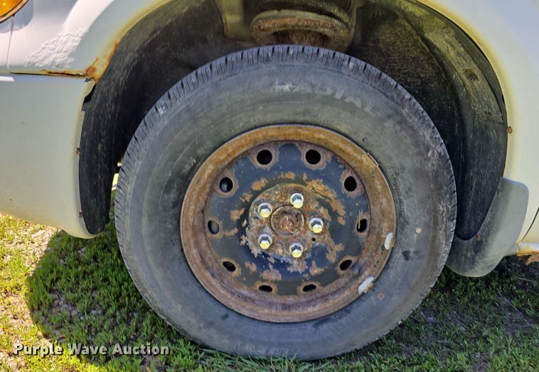 image for item EH8909 2005 Chrysler Town & Country LX van