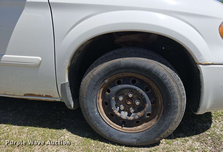 image for item EH8909 2005 Chrysler Town & Country LX van