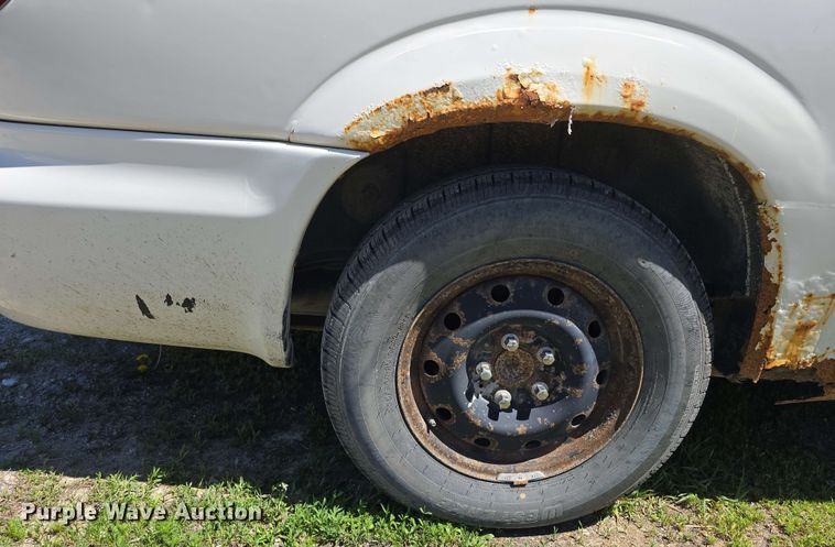 image for item EH8909 2005 Chrysler Town & Country LX van