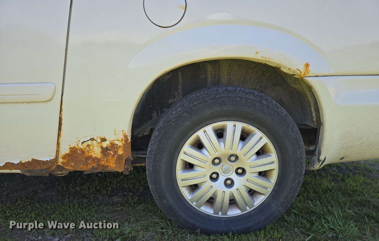 image for item EH8909 2005 Chrysler Town & Country LX van