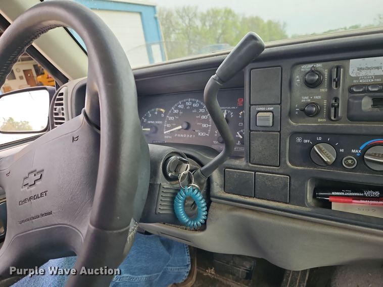 image for item EI8990 1995 Chevrolet C1500 pickup truck