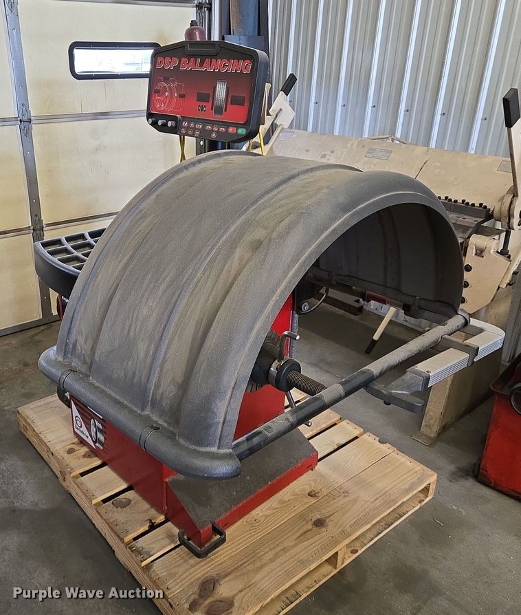 image for item EJ7527 Hunter DSP9200 tire balancer