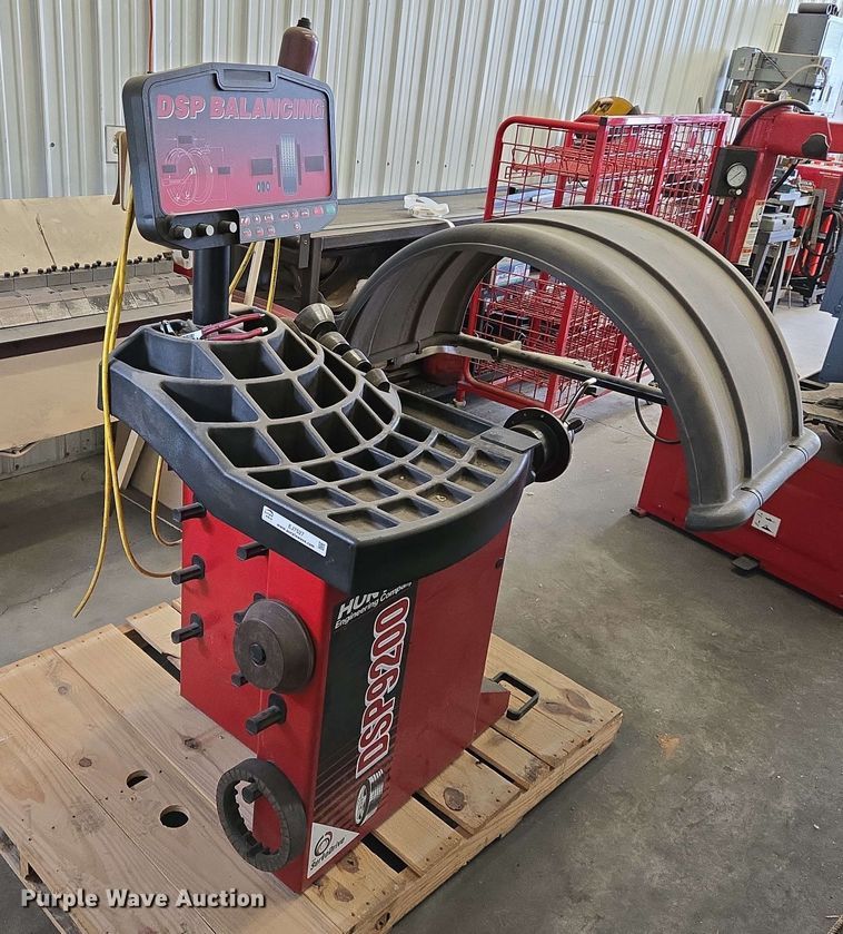 image for item EJ7527 Hunter DSP9200 tire balancer