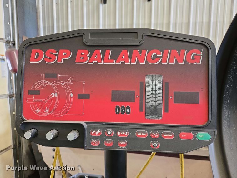 image for item EJ7527 Hunter DSP9200 tire balancer