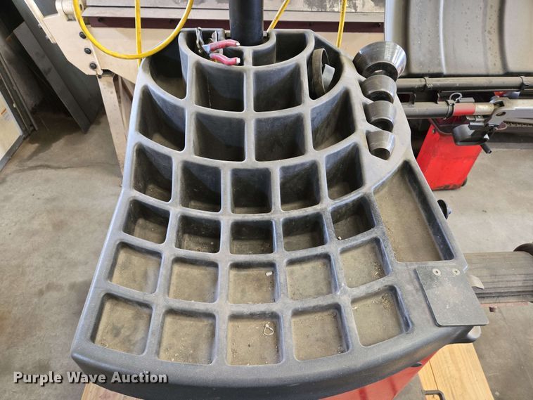 image for item EJ7527 Hunter DSP9200 tire balancer