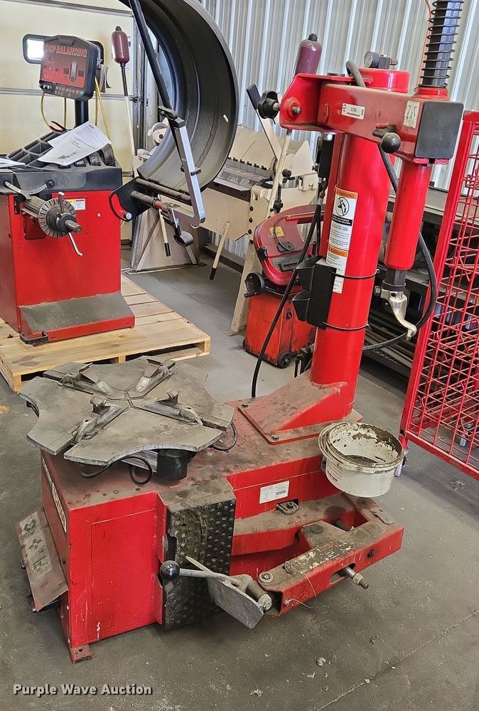 image for item EJ7528 Hunter TCX500 tire machine