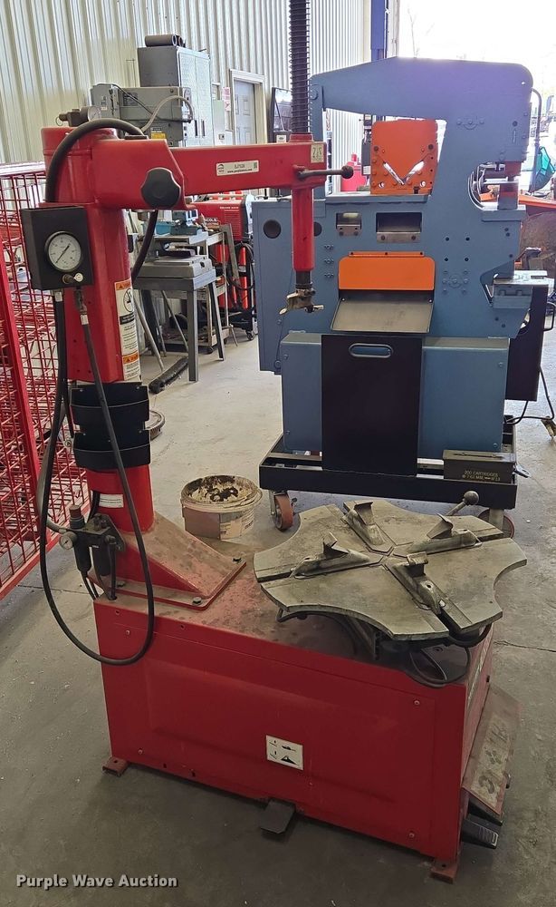 image for item EJ7528 Hunter TCX500 tire machine