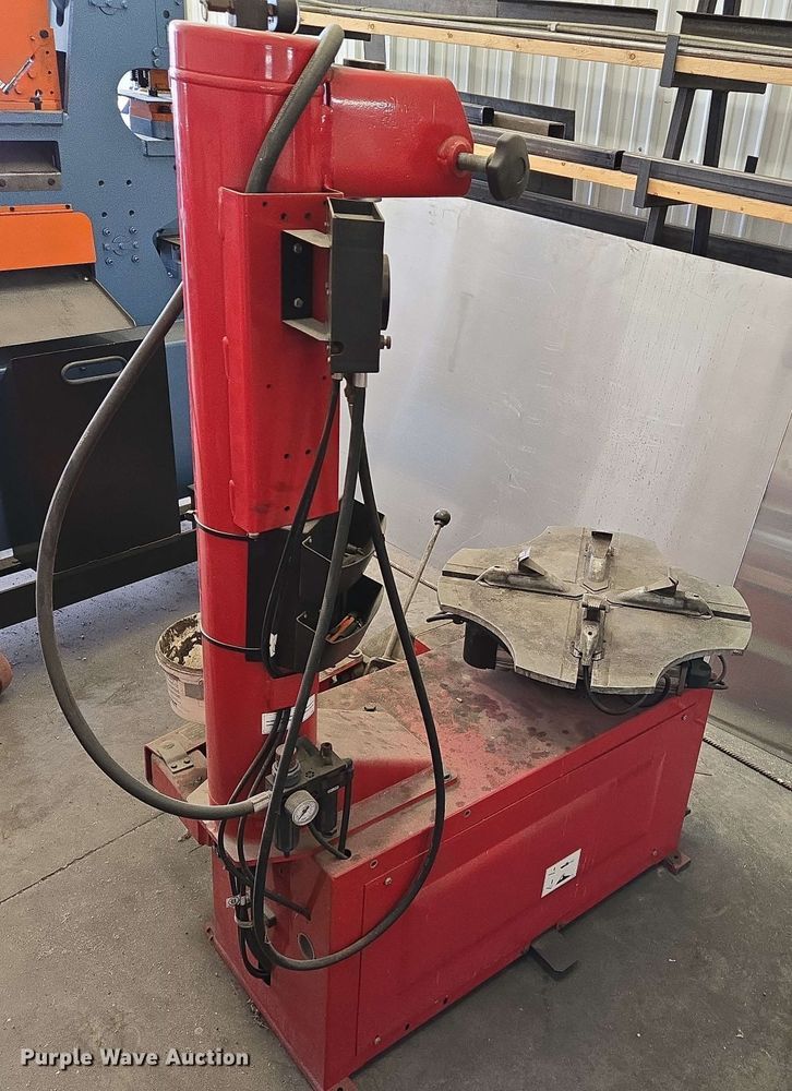 image for item EJ7528 Hunter TCX500 tire machine